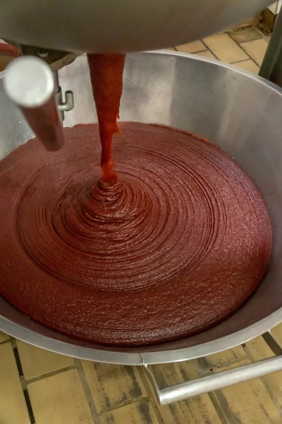 Goiabada cremosa em produção na fábrica