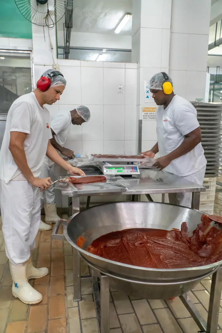 Equipe da Doces Mirahy no tacho de cozimento, na fábrica em Miraí